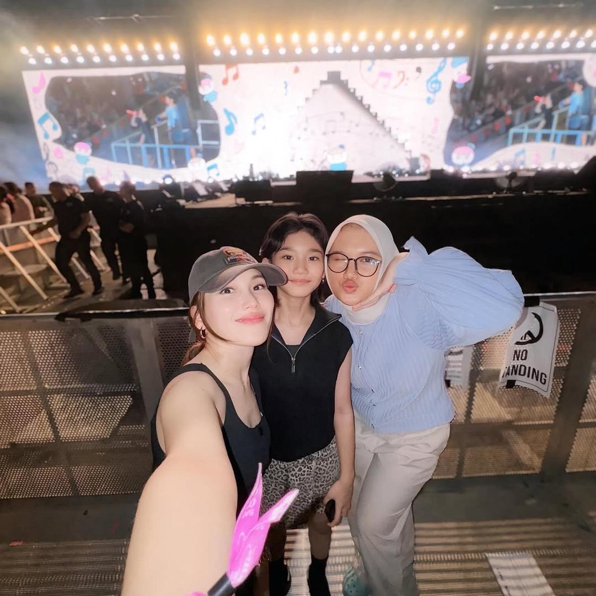 Potret Keseruan Ayu Ting Ting dan Bilqis Nonton Konser SEVENTEEN di JIS, Sama-Sama Cantik dan Tampil Stylish dengan Outfit Serba Hitam