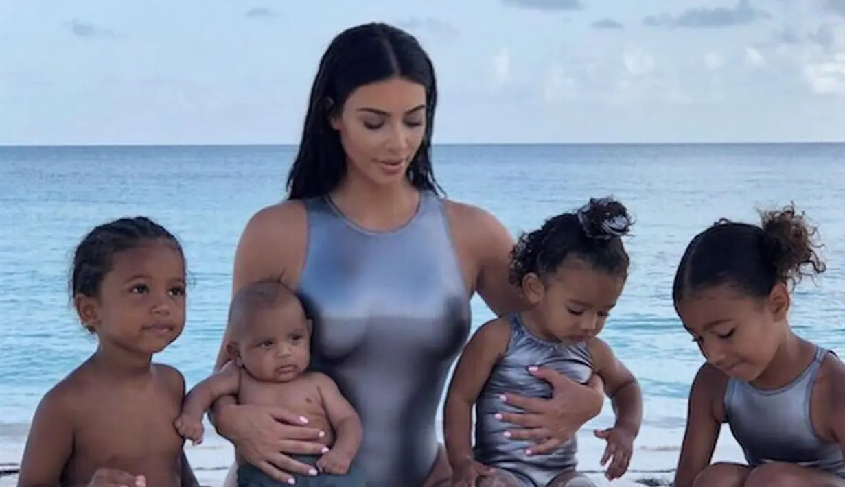 Kim Kardashian tampak kesulitan dalam mengatur keempat anaknya untuk mengambil foto mereka. (Liputan6.com/IG/@kimkardashian)