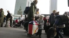 Pengungsi Ukraina menunggu transportasi di stasiun kereta pusat di Warsawa, Polandia, Minggu (27/3/2022). Lebih dari 3,7 juta orang telah melarikan diri dari perang Rusia vs Ukraina sejauh ini, eksodus terbesar di Eropa sejak Perang Dunia II. (AP Photo/Czarek Sokolowski)