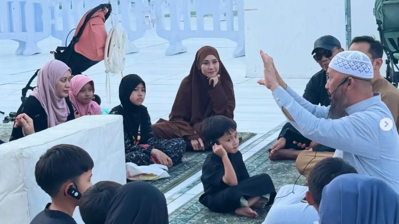 Zaskia Adya Mecca Umrah Bersama Anak-Anak, Mendengar Kisah di Majidil Haram hingga Bermain di Pelataran Nabawi