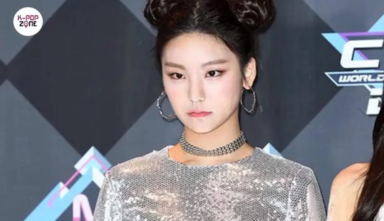 Yezi ITZY di karpet merah sempat jadi sorotan karena warna wajah dan lehernya yang belang. (Foto: Kpop Zone/KapanLagi)