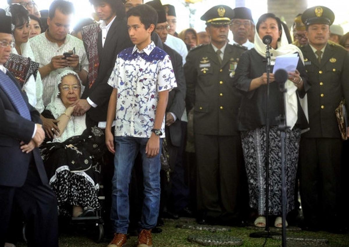 Prajurit TNI AD antar jenazah Adnan Buyung ke TPU Tanah Kusir