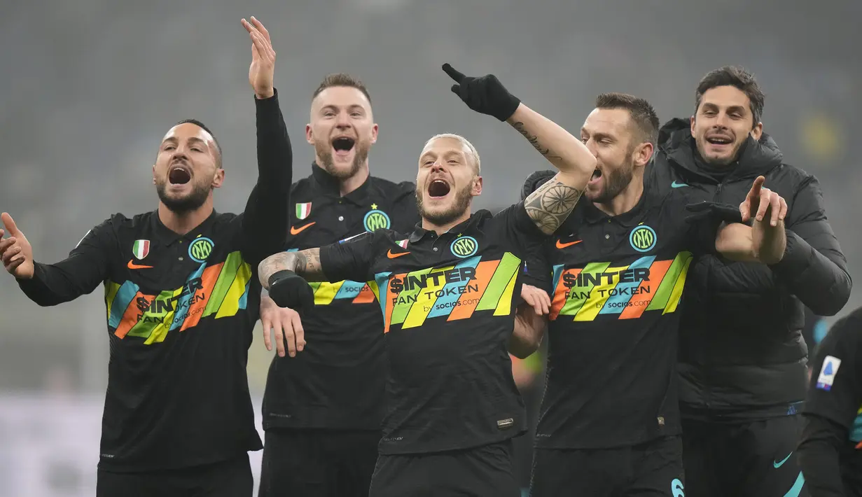 Inter Milan keluar sebagai pemuncak klasemen Liga Italia hingga paruh musim 2021/2022. Memenangkan laga terakhir sebelum libur musim, Nerazzurri berhasil menambah pundi-pundi angkanya menjadi 46 poin. (AP/Luca Bruno)