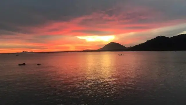 Semburat senja di Pantai Tanjung Bajau, Singkawang. (Foto: Liputan6.com/Aceng Mukaram)