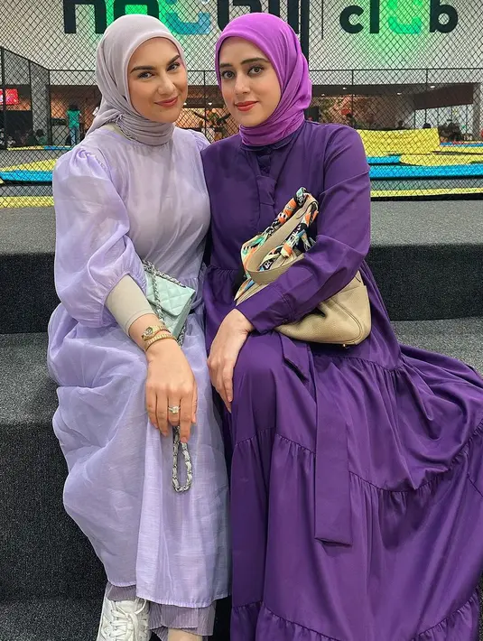 Tile dress warna lilac juga nggak kalah menarik dipadukan hijab warna light grey. Anggun! [@_irishbella_]