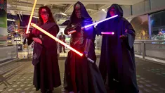 Sejumlah pria mengenakan kostum karakter di film ‘Star Wars’ di Times Square,  New York, Jumat (4/9/2015) . Hal ini untuk menarik perhatian warga sekitar untuk membeli mainan terbaru dari serilal “Star Wars : The Force Awakens”. (REUTERS/Carlo Allegri)
