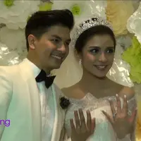 Cincin kawin yang melingkar di jari manis Chelsea Olivia dan Glenn Alinskie ternyata dirancang khusus oleh ayah Chelsea.