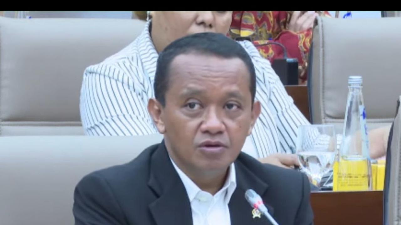 Menteri Investasi Bahlil Lahadalia kembali memenuhi panggilan Komisi VI DPR guna membahas Tindak Lanjut Permasalahan lahan di Pulau Rempang, Batam, Kepulauan Riau.