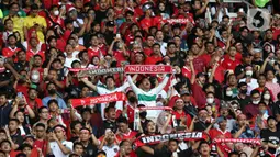 Suporter timnas Indonesia membentang syal dan bernyanyi jelang laga timnas Indonesia melawan Thailand pada lanjutan kualifikasi Grup A Piala AFF 2022 di Stadion Utama Gelora Bung Karno, Jakarta, Kamis (29/12/2022). Laga berakhir imbang 1-1 meski Indonesia sempat unggul lewat gol yang dicetak Marc Anthony Klok lewat titik putih. (Liputan6.com/Helmi Fithriansyah)