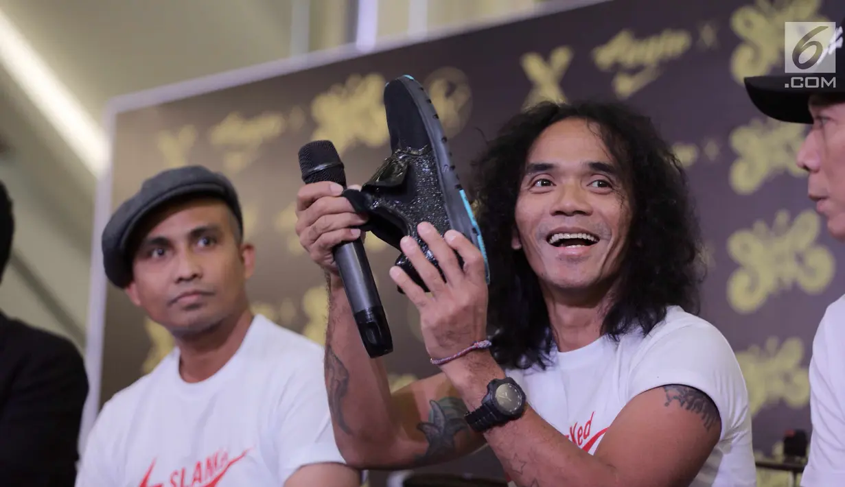 Vokalis Slank Kaka menunjukkan sepatu saat peluncuran sepatu limited edition kolaborasi antara Slank dan Eagle dikawasan Jakarta, Rabu (23/5). Sepatu ini hanya diproduksi sebanyak 1,200 pasang. (Liputan6.com/Faizal Fanani)