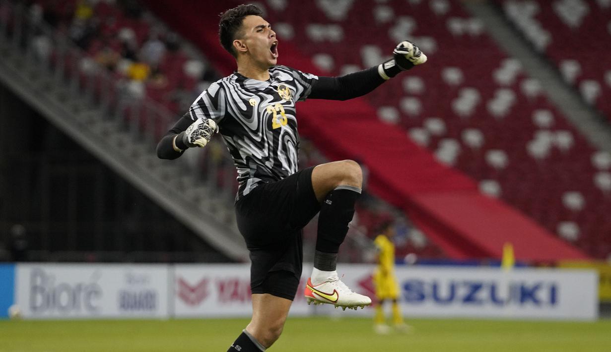 Nadeo Argawinata menjadi pahlawan kemenangan Timnas Indonesia usai berhasil menangkis tendangan penalti yang dilesatkan oleh Faris Ramli pada injury time. Hal tersebut membuat pertandingan yang awalnya imbang 2-2 berhasil dimenangkan oleh skuat Garuda menjadi 4-2 di babak 2x15 menit. (affsuzukicup)