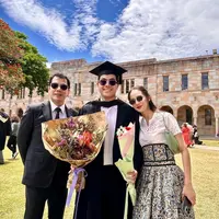 Ia melengkapi penampilannya dengan shoulder bag warna hijau sage. Dipermanis dengan pulasan makeup flawless dan half up hair do. [@gistaputri]