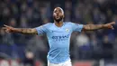 Striker Manchester City, Raheem Sterling berselebrasi usai mencetak gol ke gawang Schalke 04 selama pertandingan babak 16 Liga Champions di Veltins Arena di Gelsenkirchen, Jerman (20/2). City menang tipis atas Schalke 3-2. (AP Photo/Michael Probst)