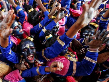 Sejumlah siswa sekolah menari jelang perayaan Festival Janmashtami di Mumbai, India (23/08). Perayaan tersebut menandai ulang tahun kelahiran Dewa Krishna. (REUTERS/Danish)