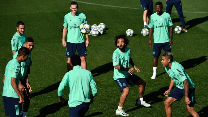 Penyerang Real Madrid Gareth Bale bersama rekan-rekannya berlatih di kompleks latihan Valdebebas, Madrid, Spanyol, Senin (30/9/2019). Real Madrid bersiap jelang menjamu Club Brugge dalam laga Liga Champions. (PIERRE-PHILIPPE MARCOU/AFP)