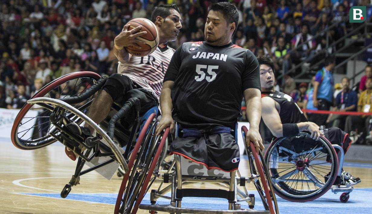 Pebasket kursi roda Iran, Hadiazhar Omid, berusaha melewati pebasket Jepang pada final Asian Para Games di Hall A Senayan, Jakarta, Sabtu (13/10). Iran menang 68-66 atas Jepang. (Bola.com/Vitalis Yogi Trisna)