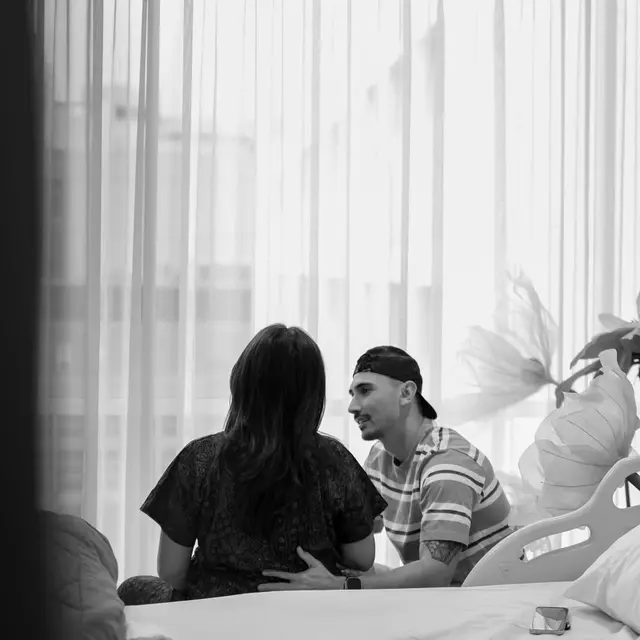 6 Potret Jessica Iskandar Didampingi Vincent Verhaag ketika Melahirkan,