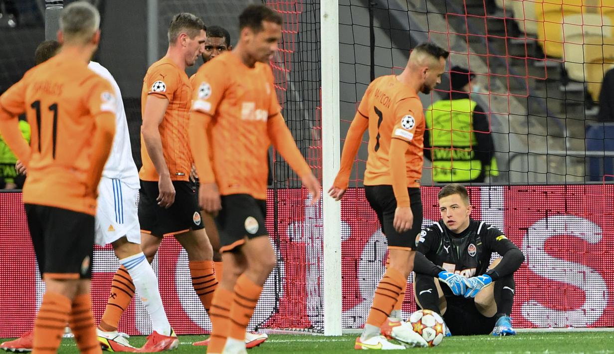 Real Madrid awalnya sudah memimpin satu angka di babak pertama. Gol tersebut dihasilkan dari blunder Sergey Kryvtsov yang salah mengantisipasi sepak pojok Lucas Vazquez sehingga masuk ke gawangnya sendiri. (AFP/Sergei Supinsky)