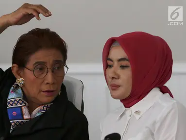 Menteri Kelautan dan Perikanan Susi Pudjiastuti dan Dirut Pertamina Nicke Widyawati memberikan keterangan pers terkait tumpahan minyak di Kementerian Kelautan dan Perikanan, Kamis (1/8/2019). Tumpahan minyak diduga munculnya gelembung gas di anjungan YY sumur YYA-1. (Liputan6.com/Johan Tallo)