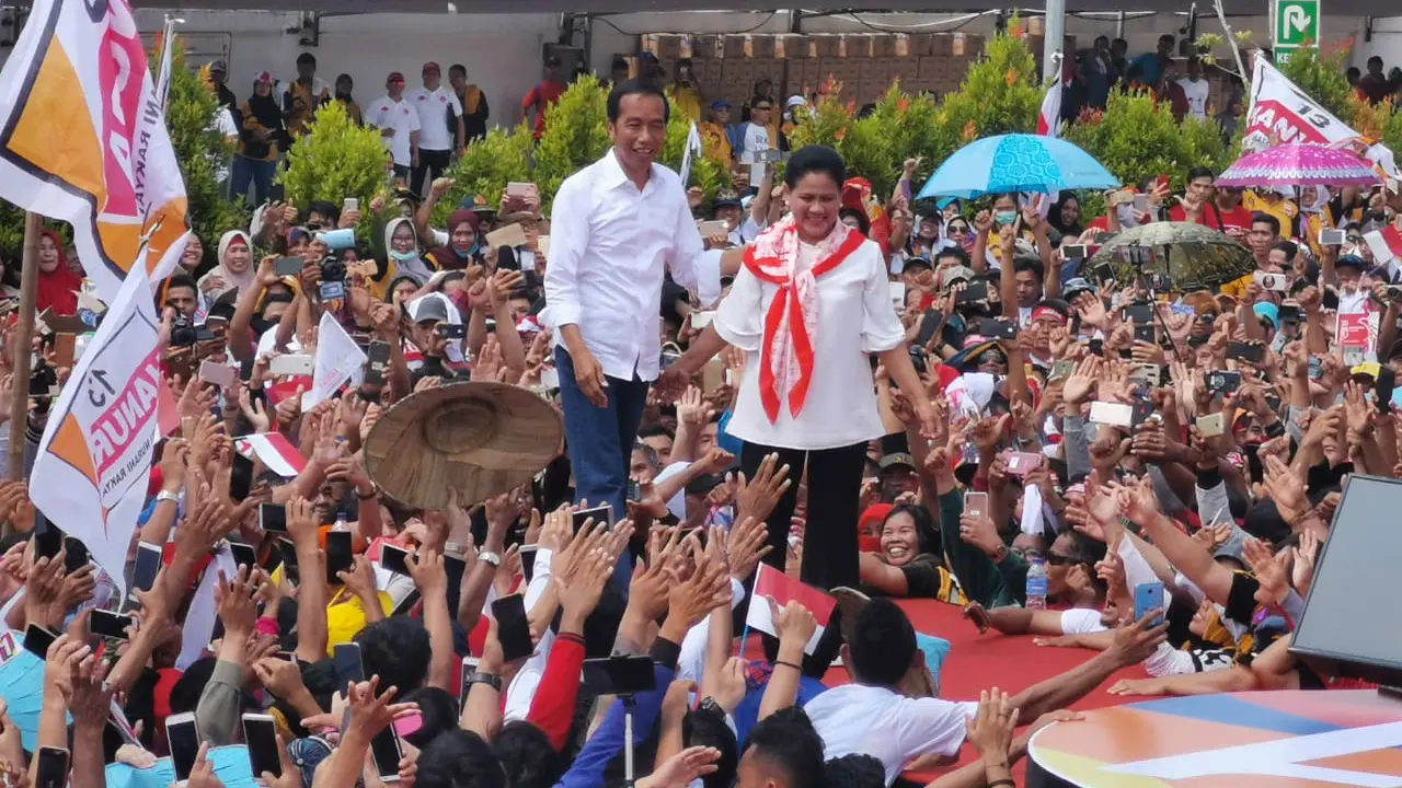 Capres nomor urut 01 Jokowi dan istrinya Iriana kampanye terbuka di Kubu Resort, Pontianak, Kalimantan Barat.