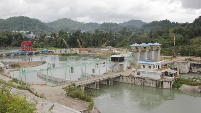 Presiden Joko Widodo atau Jokowi meresmikan pengoperasian PLTA Poso dengan kapasitas total 515 MW dan PLTA Malea 90 MW di Poso, Sulawesi Tengah pada Jumat (25/2/2022). (Dok PLN)