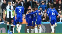 Pemain Chelsea Reece James (tengah) merayakan dengan rekan satu timnya setelah dia mencetak gol ke gawang Newcastle United pada pertandingan Liga Inggris di St James' Park, Newcastle-upon-Tyne, Inggris, 30 Oktober 2021. Chelsea menang 3-0. (Lindsey Parnaby/AFP)