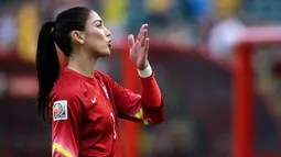 Kiper Wanita Amerika Serikat, Hope Solo menyapa pengemarnya usai bertanding melawan Kolombia di Piala Dunia Wanita 2015 di Stadion Commonwealth, Kanada, (22/6/2015). Amerika Serikat menang 2-0 atas Kolombia. (Reuters/Erich Schlegel)