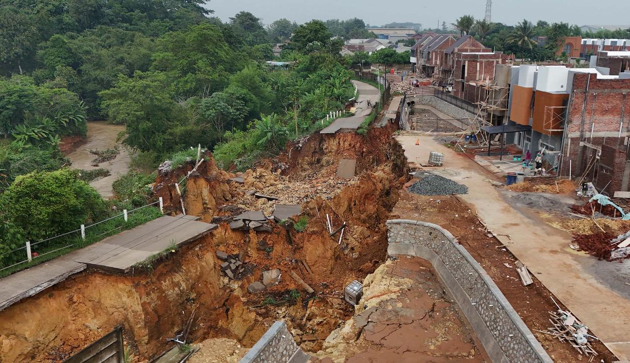 Jalan ini merupakan akses penghubung wilayah Kabupaten Tangerang dengan Kabupaten Bogor longsor dan terputus hingga sejauh sekitar 100 hingga 150 meter. (merdeka.com/Arie Basuki)