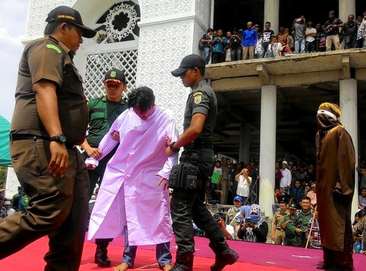 Eksekusi hukuman cambuk pasangan mesum di Aceh jadi tontonan
