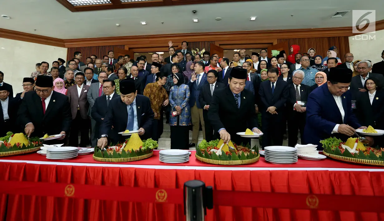 Ketua DPR Setya Novanto didampingi oleh para Wakil Ketua DPR RI memotong tumpeng usai rapat paripurna peringatan HUT ke-72 di gedung DPR, Senayan, Jakarta, Selasa (29/8). DPR RI hari ini genap berusia 72 tahun. (Liputan6.com/Johan Tallo)
