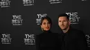 Penyerang Argentina dan Paris Saint-Germain Lionel Messi (kanan) dan istrinya Antonela Roccuzzo berpose setibanya untuk menghadiri ajang The Best FIFA Football Awards 2022 di Paris, Prancis, Senin (27/2/2023). (Photo by FRANCK FIFE / AFP)