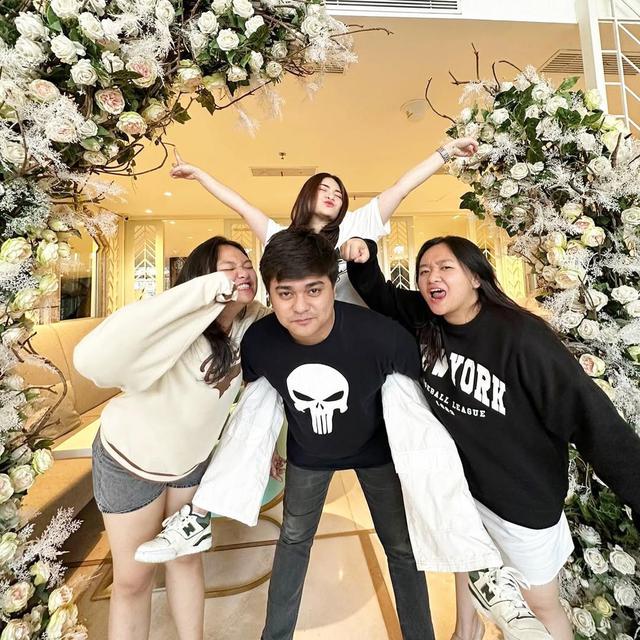 Jadi Wali Nikah Nadya Holscher, Ini 6 Potret Jordy Holscher Bareng Saudara Perempuannya