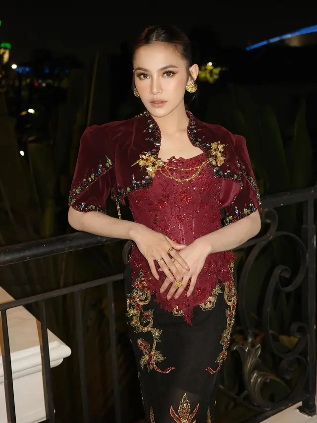 5 Detail Kebaya Mahalini dengan Outer Mini saat Kondangan
