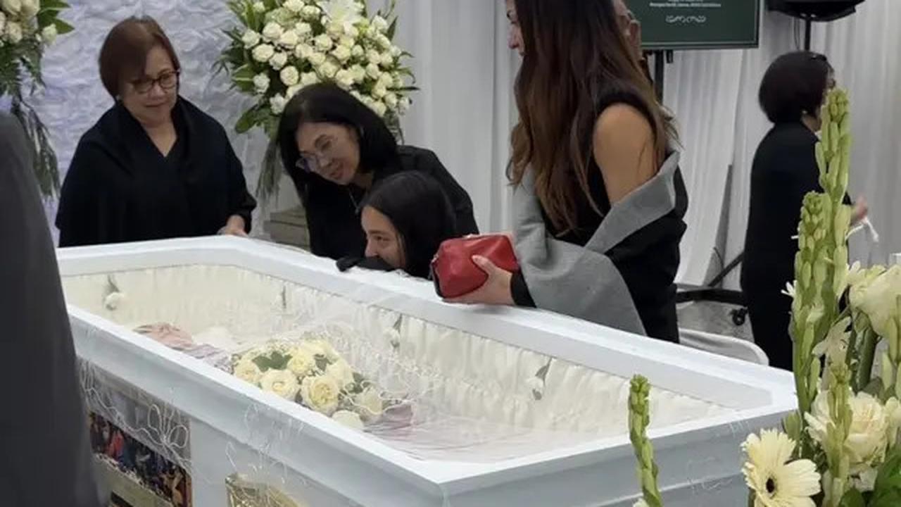 6 Potret Tampilan Sederhana Nia Ramadhani di Rumah Duka hingga Pemakaman Nenek Tercinta