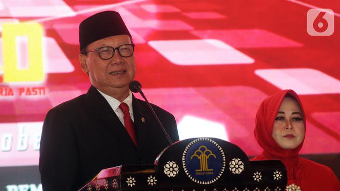 Tjahjo Kumolo (kiri) didampingi istrinya Erni Guntarti menyampaikan pidato saat serah terima jabatan Menteri Hukum dan Hak Asasi Manusia (Menkumham) di Jakarta, Rabu (23/10/2019). Yasonna Laoly menggantikan Tjahjo Kumolo yang sebelumnya menjabat Plt Menkumham. (merdeka.com/Dwi Narwoko)