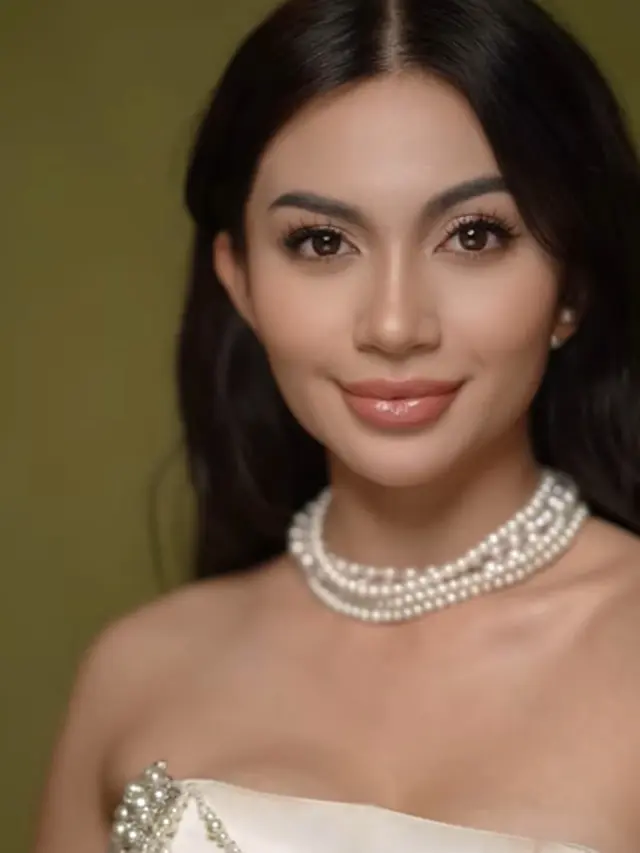 6 Pesona Mahal Ariel Tatum Berbalut Gaun Serba Mutiara di Gala Premiere Business Proposal Indonesia