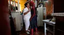Moises Vazquez mencium ibunya sebelum berangkat mengajar di Universitas Otonomi Nasional Meksiko (UNAM) di Meksiko City, Meksiko, 27 Mei 2016. Sering memakai kostum spiderman, dirinya selalu menjadi pusat perhatian. (REUTERS/Edgard Garrido)