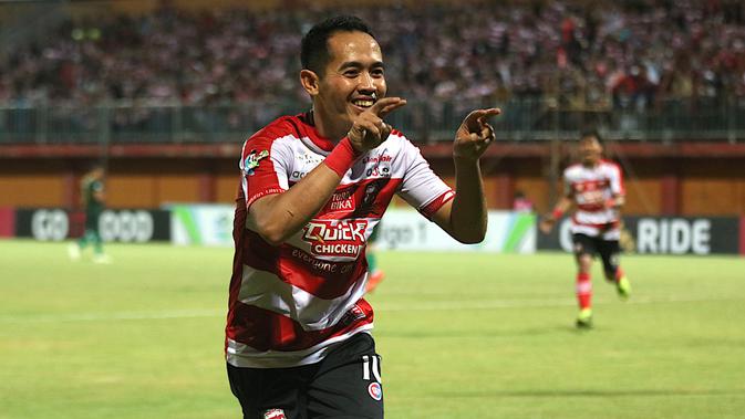 Slamet Nurcahyo mencetak dua gol dalam laga yang berlangsung di Stadion Gelora Ratu Pamelingan, Pamekasan, Jumat (3/8/2018). (Bola.com/Aditya Wany)