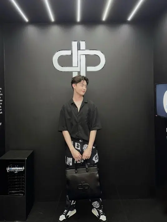 Salah satunya, Gabriel tampil santai dengan kemeja hitam dan celana motif. [instagram/phrrince]