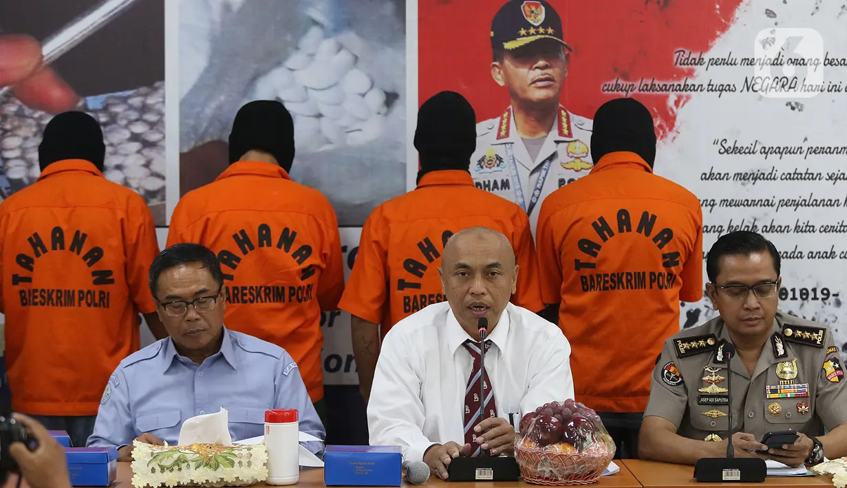 Wadir Tidpidter Bareskrim Polri Kombes Pol Agung Budijono (tengah) memberi keterangan terkait kasus destructive fishing di Jakarta, Senin (18/11/2019). Total 19 orang tersangka pelaku penangkapan ikan yang merusak lingkungan sepanjang tahun 2019 berhasil ditangkap. (Liputan6.com/Herman Zakharia)