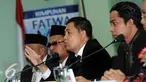 Koordinator Tim Advokasi Pandangan dan Sikap Keagamaan MUI, Ahmad Yani (ketiga kiri) memberi keterangan usai menggelar pertemuan di Jakarta, Senin (14/11). Pertemuan untuk merumuskan pandangan dalam membantu fatwa MUI. (Liputan6.com/Helmi Fithriansyah)