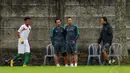 Pelatih Timnas U-23 Indonesia, Aji Santoso (kedua dari kiri) memperhatikan serius anak asuhnya berlatih tanding dengan sejumlah pemain asing di POR Sawangan, Depok, Rabu (31/12/2014). (Liputan6.com/Helmi Fithriansyah)