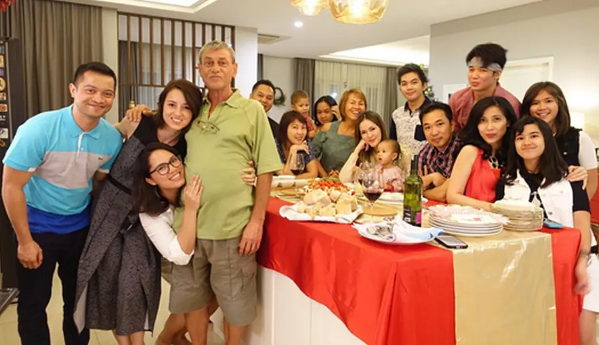 Suasana Natal yang begitu hangat terlihat di keluarga besar Cathy Sharon. Bersama tulisan ucapan Hari Natal, doa, serta harapan Cathy di hari berbahagianya ini, Cathy mengunggah fotonya bersama keluarga besar di malam Natal. (Instagram/cathysharon)
