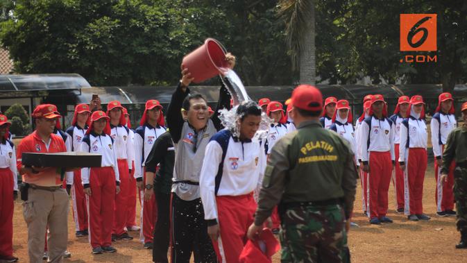Rangga pun terkejut lantaran diguyur air oleh pembina Paskibraka Nasional 2019. Dia tak menyangka bahwa ini semua skenario buat mengerjainya yang sedang berulang tahun (Liputan6.com/Aditya Eka Prawira)