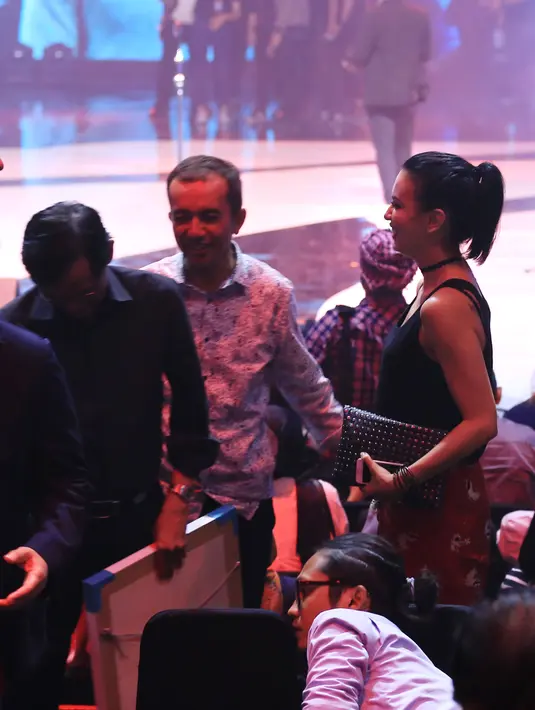 Andhika Pratama yang terkenal ngocol itu sesekali menggoda Sophia. Bahkan, Gilang Dirga yang meniru gaya Ariel menyanyi membuat Sophia ikut tertawa. (Adrian Putra/Bintang.com)