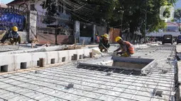 Proyek revitalisasi trotoar berada di kawasan Blok M, Jakarta Selatan seperti jalan Palatehan, Palatehan II, dan Sunan Kalijaga yang berdekatan dengan pintu masuk terminal Blok M. (Liputan6.com/Herman Zakharia)