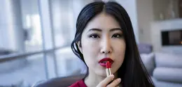Tips aplikasi lipstick di bibir gelap agar hasilnya merata. (foto: wirestock/freepik)
