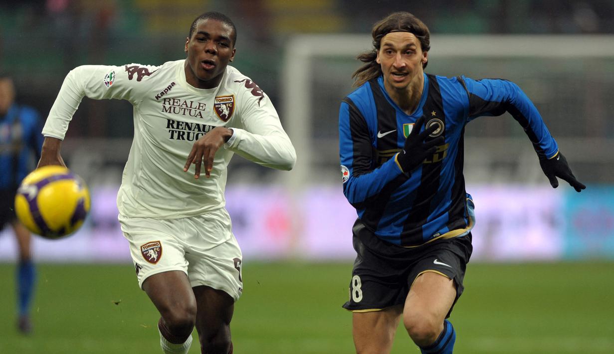Angelo Ogbonna sempat 6 musim membela Torino. Sama dengan Federico Balzaretti , ia merupakan jebolan tim akademi Torino. Ia pindah ke Juventus pada awal musim 2013/2014 dengan banderol sebesar 15 juta euro atau setara 229 miliar rupiah. (AFP/Guiseppe Cacace)