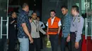 Tersangka anggota DPR Fayakhun Andriadi dikawal petugas bersiap meninggalkan Gedung KPK usai menjalani pemeriksaan, Jakarta, Rabu (28/3). (Liputan6.com/Herman Zakharia)