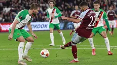 Penyerang West Ham United Said Benrahma mencetak gol kedua timnya ke gawang  Rapid Wina pada matchday kedua Grup H Liga Europa 2021/22 di London Stadium, Jumat (1/10/2021) dini hari WIB. West Ham berhasil bermain gemilang dengan memenangkan pertandingan dengan skor 2-0. (AP Photo/Ian Walton)